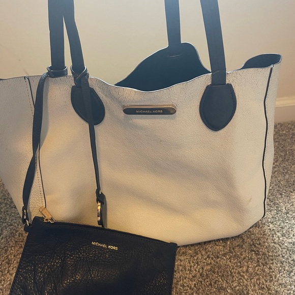 Michael Kors two totes in one reversible open tote with matching wristlet - Picture 8 of 13